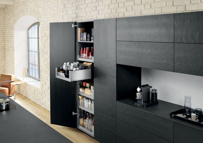 Schreinerei-HANNESLANGE: Moderne Küchen - Vorratsschrank mit großen Innenauszügen - Fronten in Schieferoptik