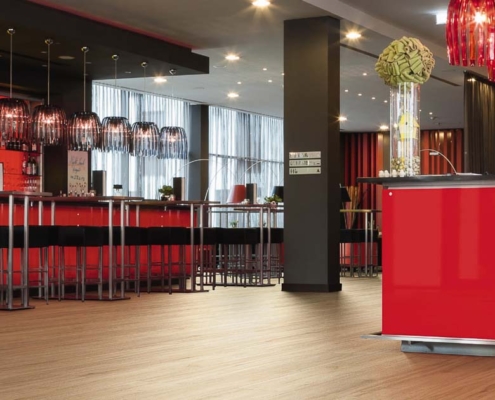 Bar - Theke mit Platte aus massivem Nussbaum, Thekenverkleidung aus rot lackiertem Glas - individueller Ladenbau von HANNESLANGE