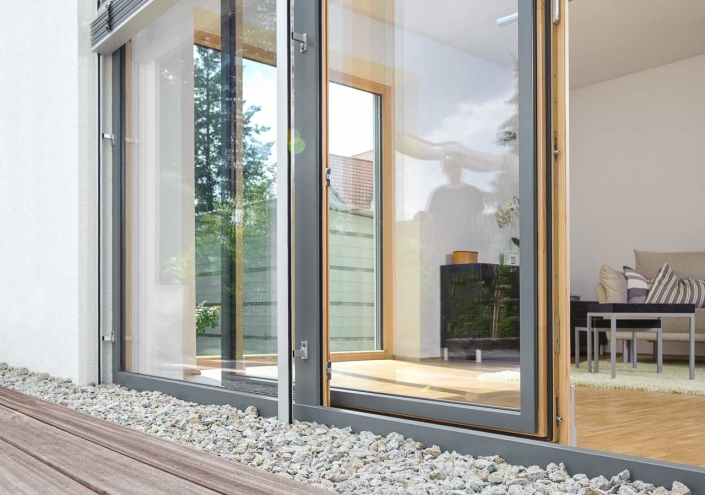 eine breite Parallelschiebekipptüre (Holz-Alu) schafft einen großzügigen Zugang zur Terrasse - Fenster von HANNESLANGE, SCHREINEREI
