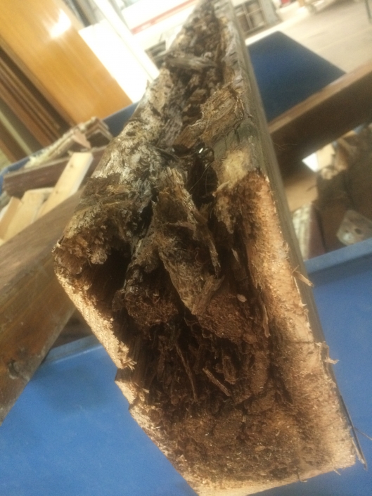 morsche Balken eines Holzbalkones vor der Reparatur durch HANNESLANGE