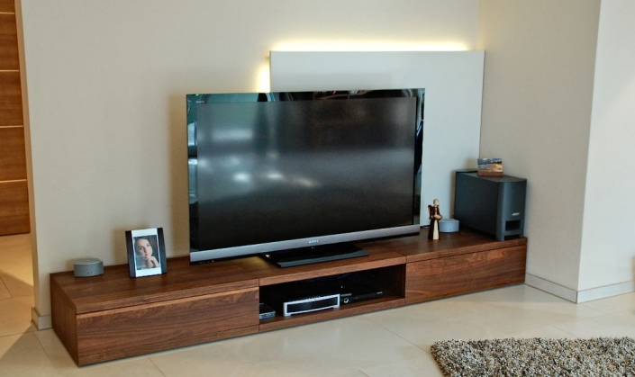 TV-Board aus geöltem Nussbaum mit weiß lackiertem TV-Paneel