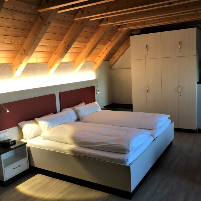 Doppelbett mit Wandverkleidung mit LED Beleuchtung inkl. Nachtkästchen